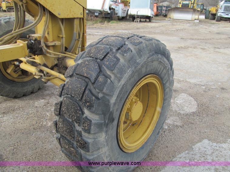 image for item F5568 1996 Caterpillar 143H motor grader