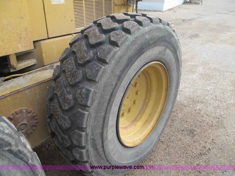 image for item F5568 1996 Caterpillar 143H motor grader