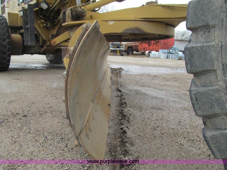 image for item F5568 1996 Caterpillar 143H motor grader