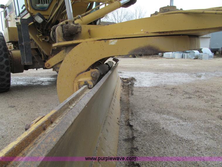 image for item F5568 1996 Caterpillar 143H motor grader