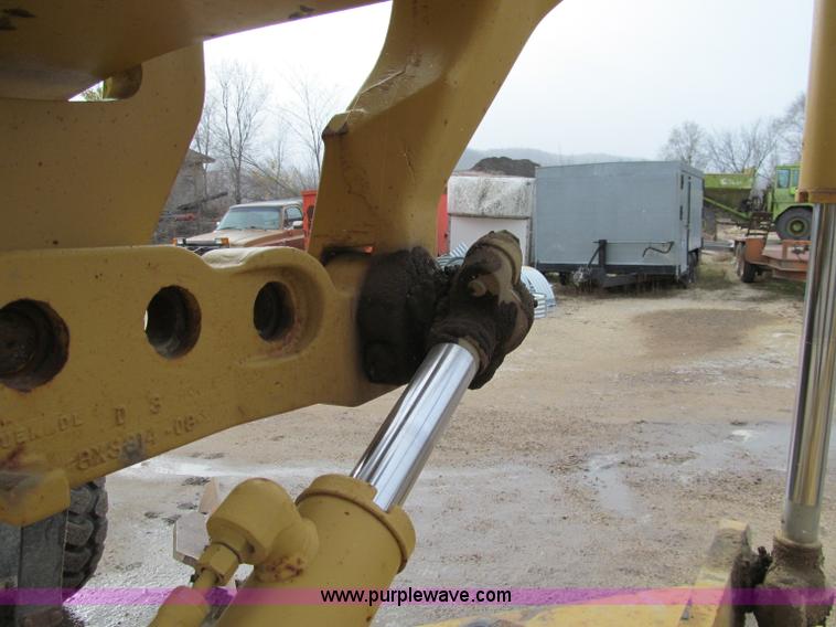 image for item F5568 1996 Caterpillar 143H motor grader