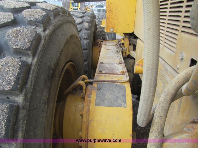 image for item F5568 1996 Caterpillar 143H motor grader
