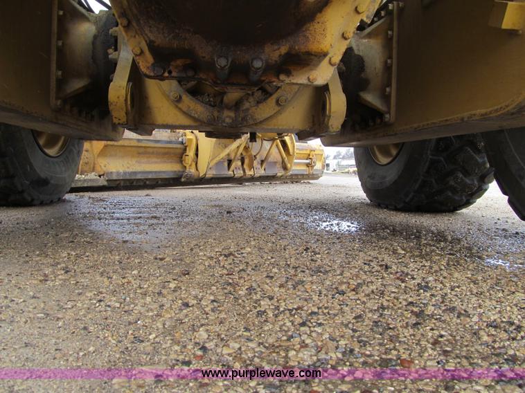 image for item F5568 1996 Caterpillar 143H motor grader