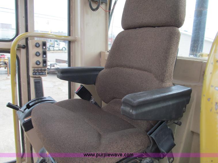 image for item F5568 1996 Caterpillar 143H motor grader