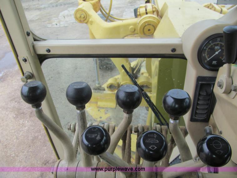 image for item F5568 1996 Caterpillar 143H motor grader