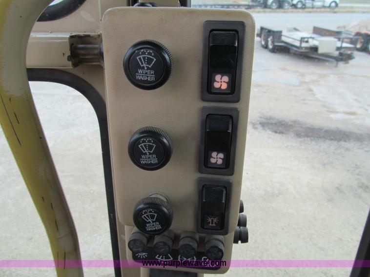 image for item F5568 1996 Caterpillar 143H motor grader