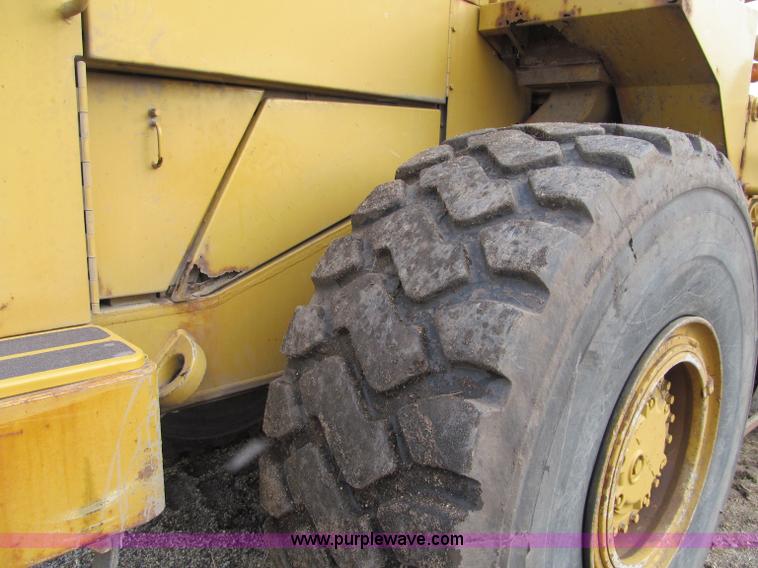 image for item F5569 1984 Caterpillar 966D wheel loader