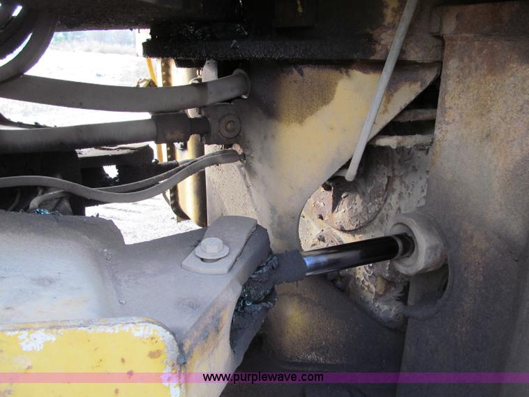 image for item F5569 1984 Caterpillar 966D wheel loader
