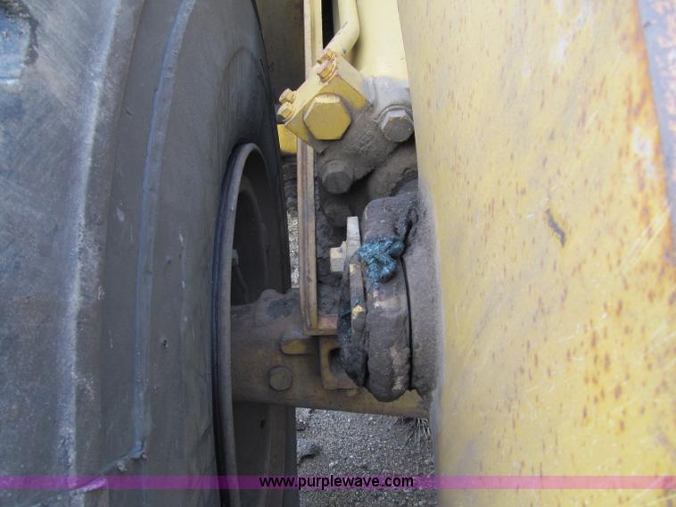 image for item F5569 1984 Caterpillar 966D wheel loader