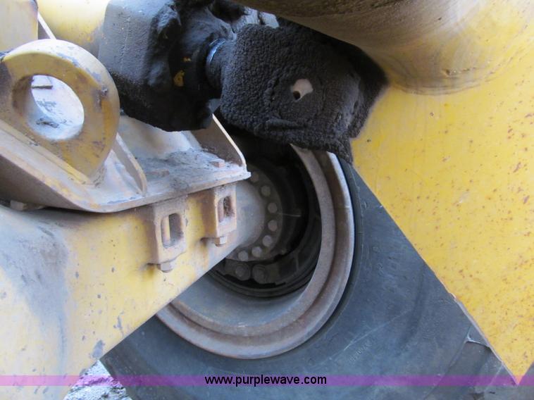 image for item F5569 1984 Caterpillar 966D wheel loader