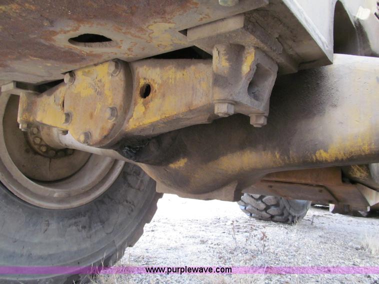 image for item F5569 1984 Caterpillar 966D wheel loader