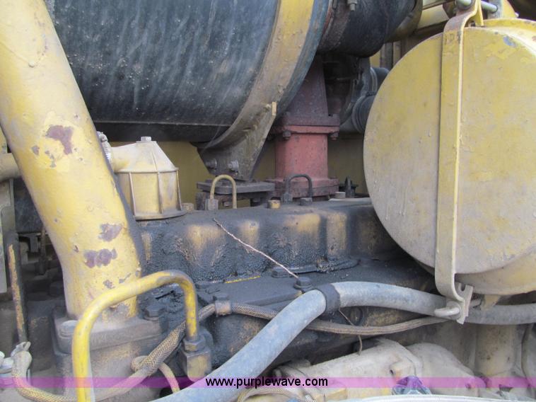 image for item F5569 1984 Caterpillar 966D wheel loader