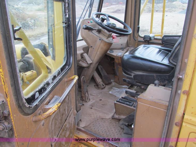 image for item F5569 1984 Caterpillar 966D wheel loader