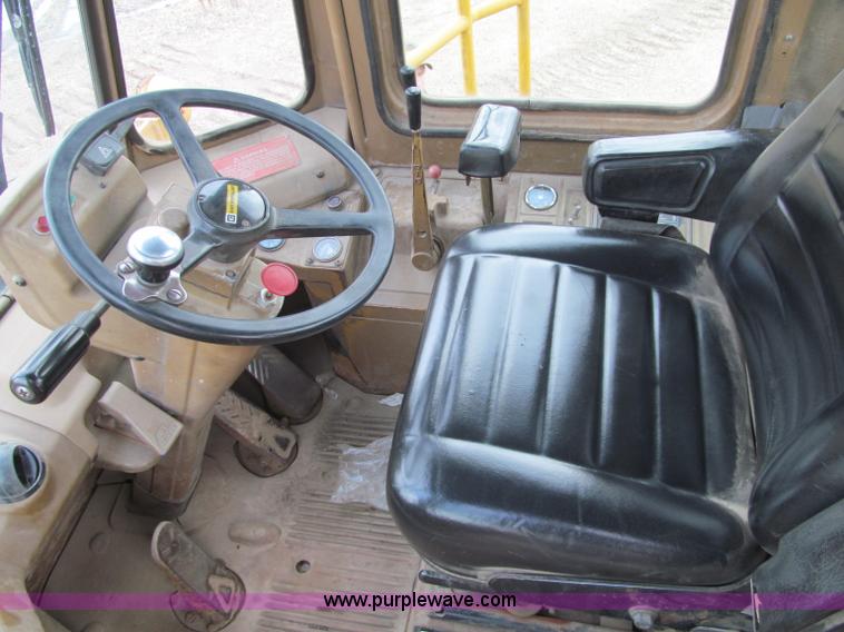 image for item F5569 1984 Caterpillar 966D wheel loader