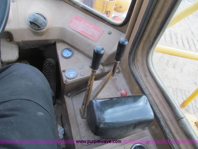 image for item F5569 1984 Caterpillar 966D wheel loader