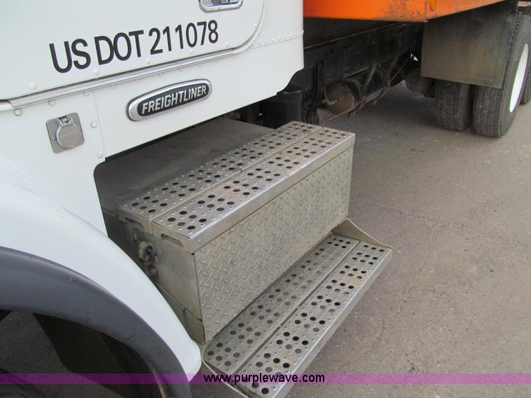 image for item F5588 2003 Freightliner FLD120 dump truck