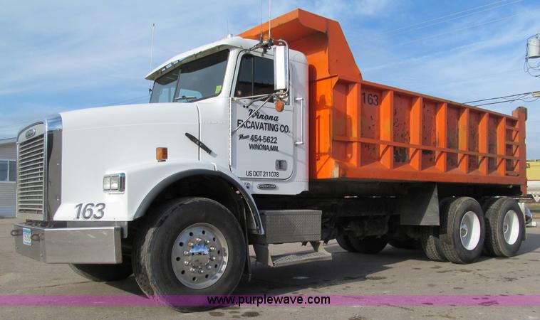 image for item F5589 2003 Freightliner FLD120 dump truck