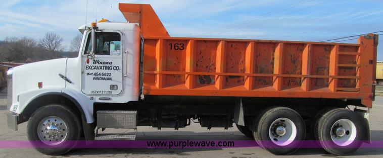 image for item F5589 2003 Freightliner FLD120 dump truck