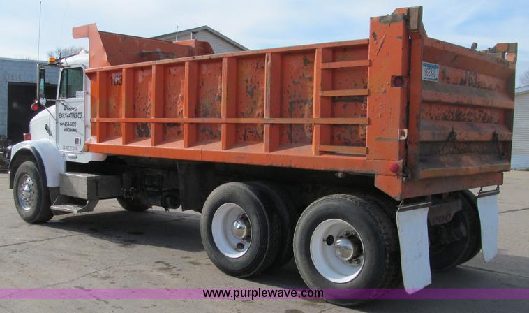 image for item F5589 2003 Freightliner FLD120 dump truck