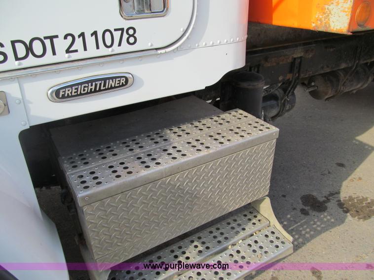 image for item F5589 2003 Freightliner FLD120 dump truck