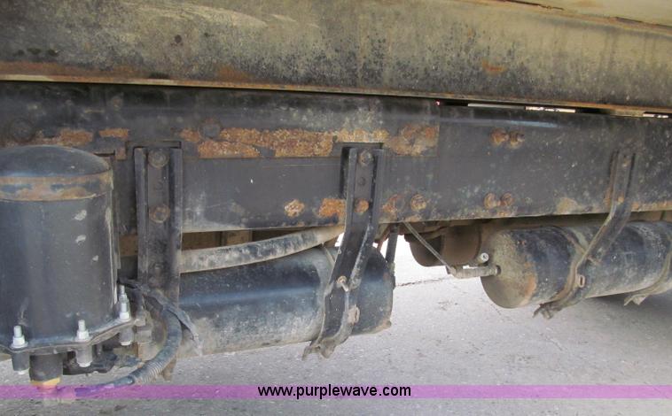 image for item F5589 2003 Freightliner FLD120 dump truck