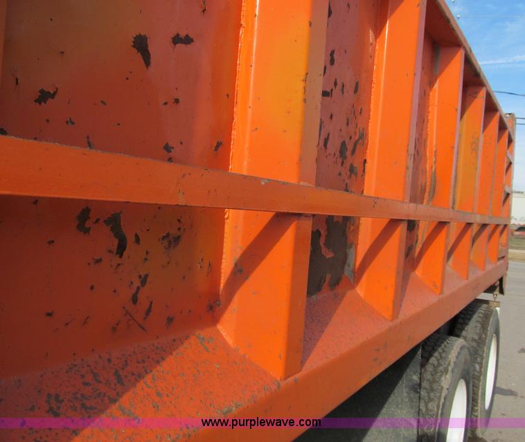 image for item F5589 2003 Freightliner FLD120 dump truck