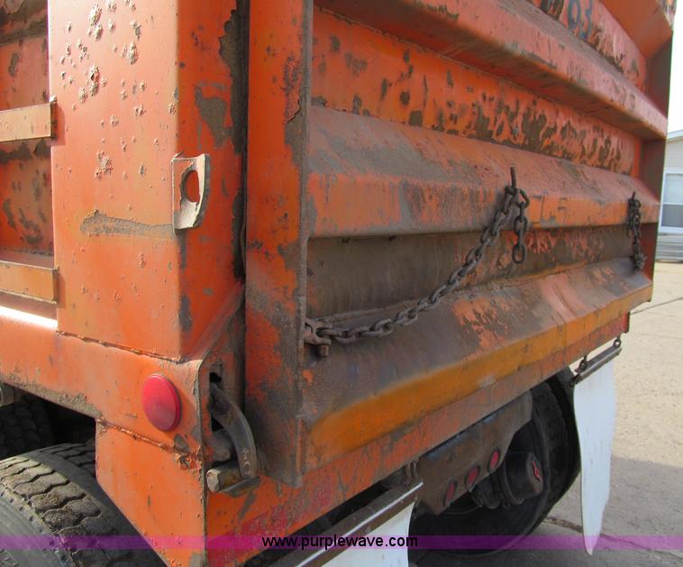 image for item F5589 2003 Freightliner FLD120 dump truck