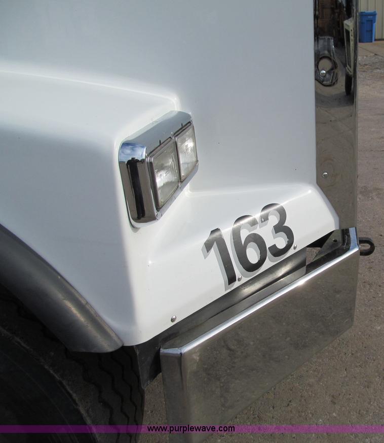 image for item F5589 2003 Freightliner FLD120 dump truck