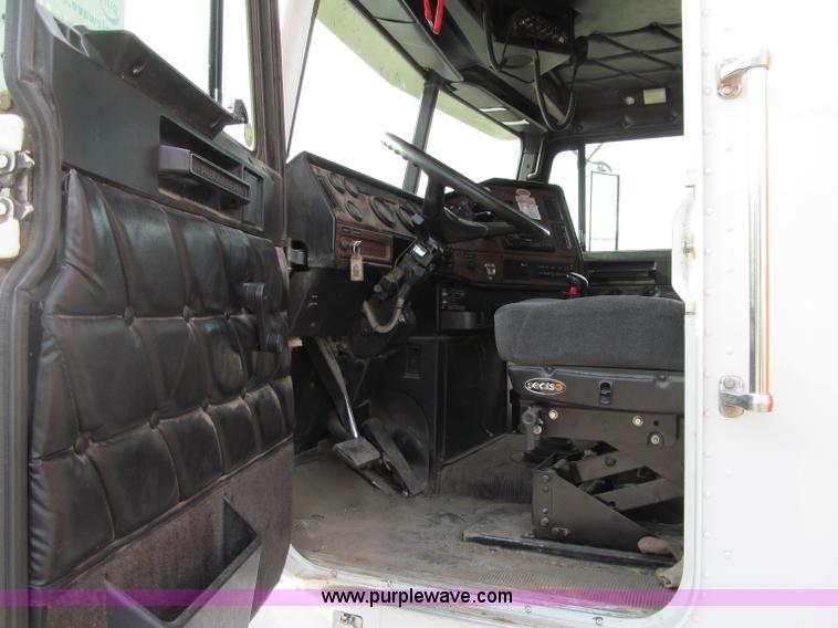 image for item F5589 2003 Freightliner FLD120 dump truck