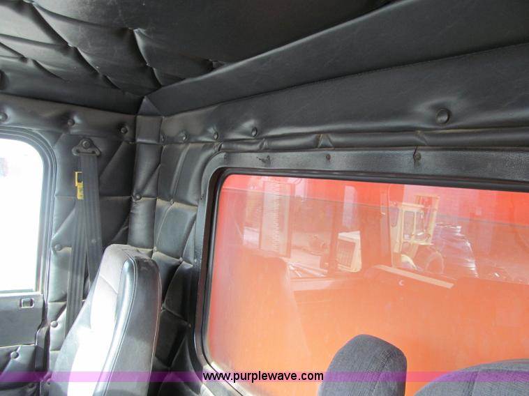 image for item F5589 2003 Freightliner FLD120 dump truck