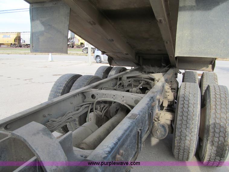image for item F5589 2003 Freightliner FLD120 dump truck