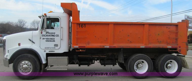 image for item F5590 2003 Freightliner FLD120 dump truck