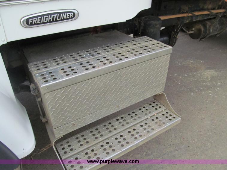 image for item F5590 2003 Freightliner FLD120 dump truck