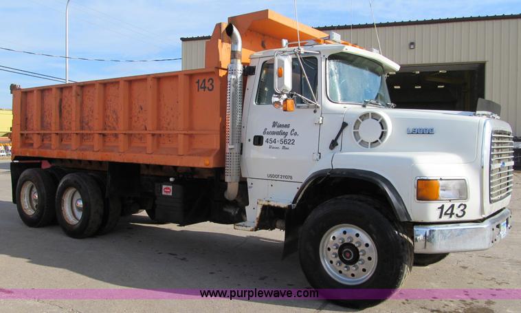 image for item F5594 1994 Ford L9000 dump truck