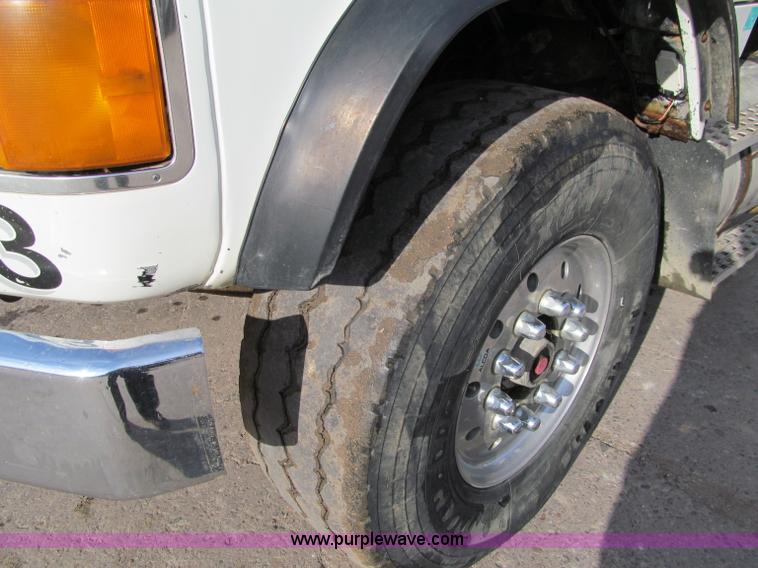 image for item F5594 1994 Ford L9000 dump truck