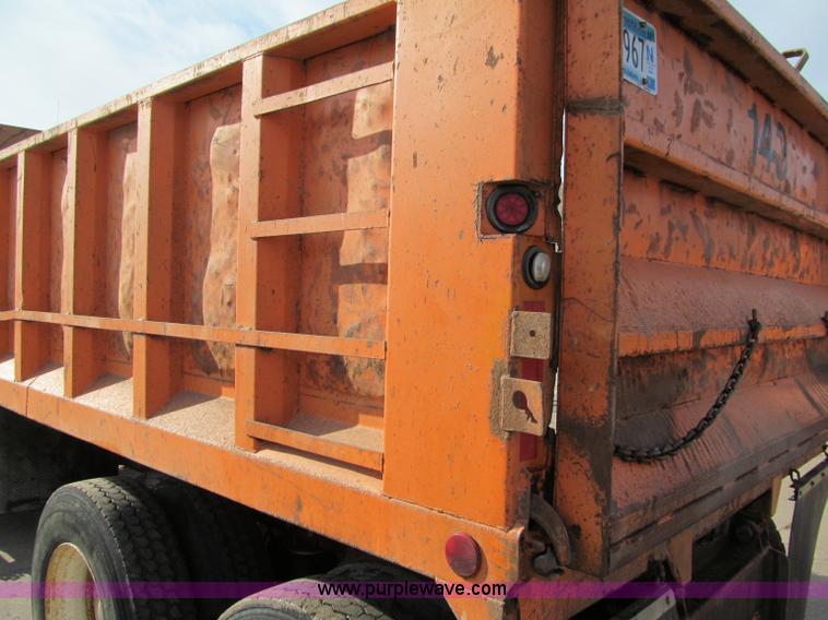 image for item F5594 1994 Ford L9000 dump truck