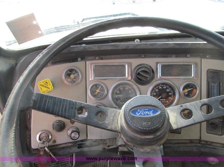 image for item F5594 1994 Ford L9000 dump truck