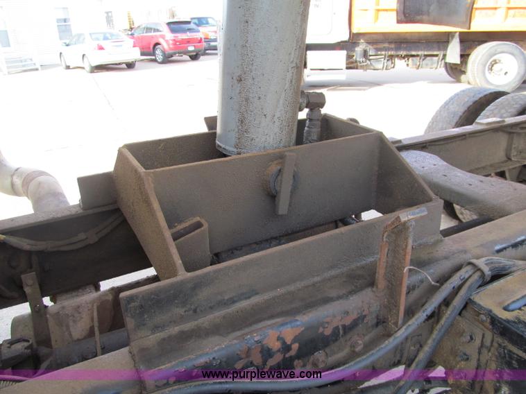 image for item F5594 1994 Ford L9000 dump truck