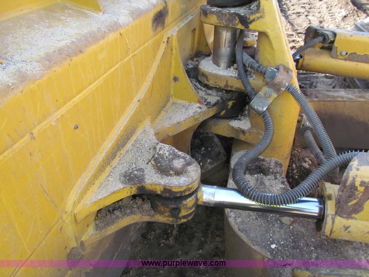 image for item F5625 2005 Caterpillar D6N LGP dozer