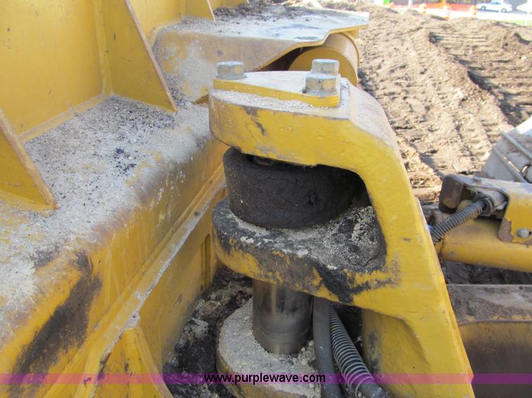 image for item F5625 2005 Caterpillar D6N LGP dozer