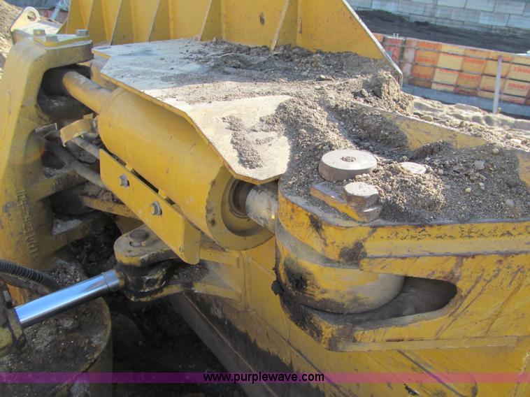 image for item F5625 2005 Caterpillar D6N LGP dozer