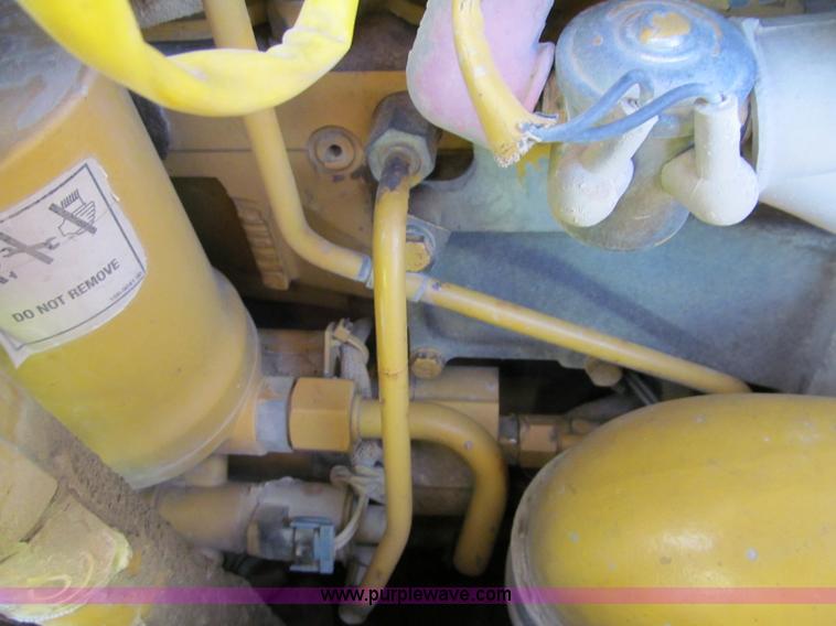 image for item F5625 2005 Caterpillar D6N LGP dozer