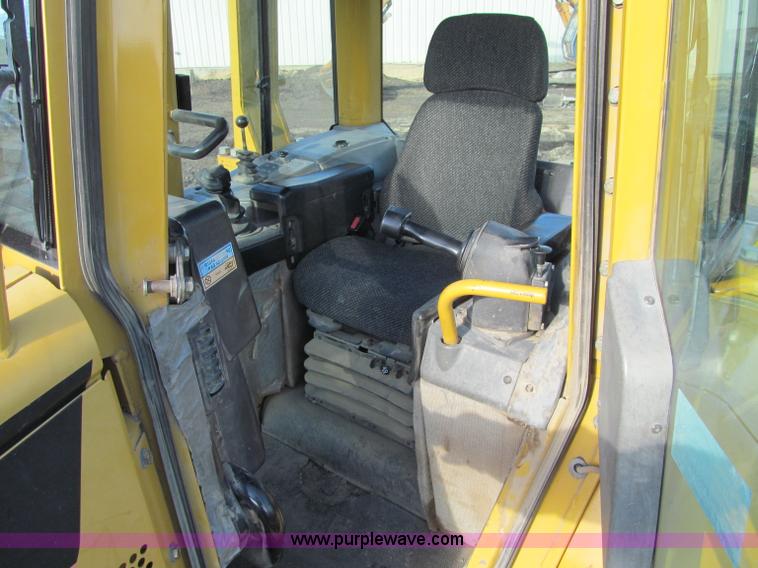 image for item F5625 2005 Caterpillar D6N LGP dozer