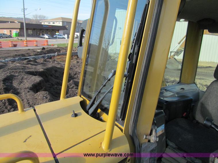 image for item F5625 2005 Caterpillar D6N LGP dozer