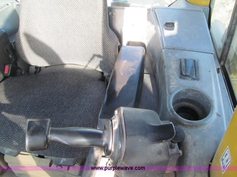 image for item F5625 2005 Caterpillar D6N LGP dozer