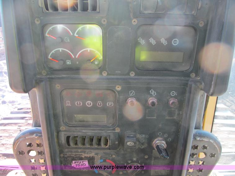 image for item F5625 2005 Caterpillar D6N LGP dozer