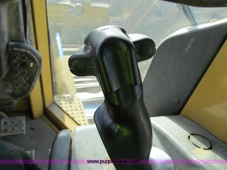 image for item F5625 2005 Caterpillar D6N LGP dozer