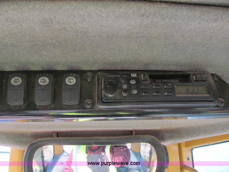 image for item F5625 2005 Caterpillar D6N LGP dozer