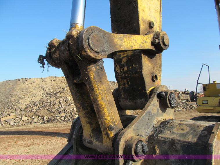 image for item F5628 2005 Komatsu PC400LC-7 excavator