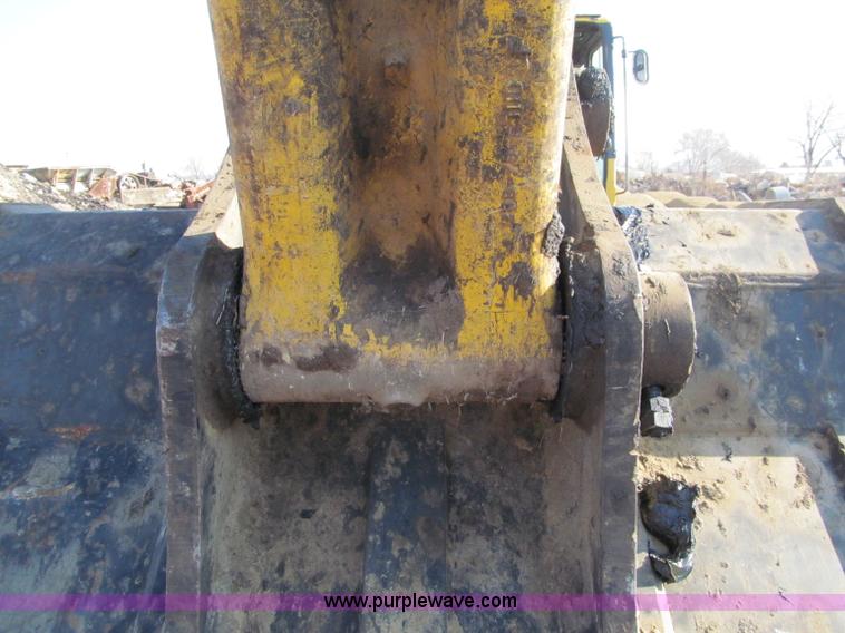 image for item F5628 2005 Komatsu PC400LC-7 excavator